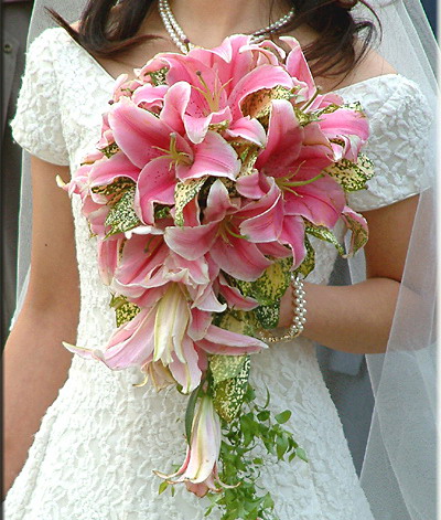 婚礼花艺：正确拿握新娘手捧花的方法