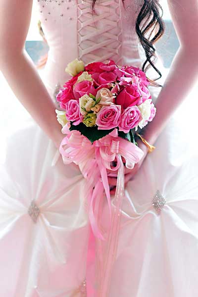 新娘婚纱与不同造型手捧花的四大最佳搭配