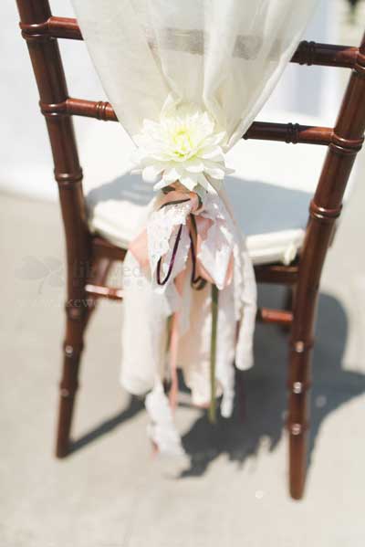 鲜花装饰的座椅后背 8款椅背花让婚礼更出彩