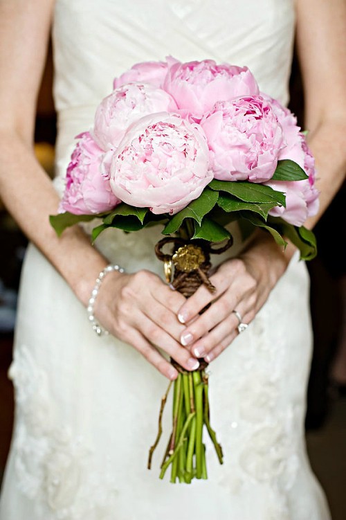 秀美的芍药新娘手捧花 象征着美满爱情