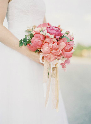 粉嫩色系新娘手捧花 让人嗅到春天的气息
