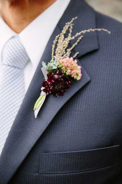 婚礼上新郎胸花的佩戴方法和注意事项