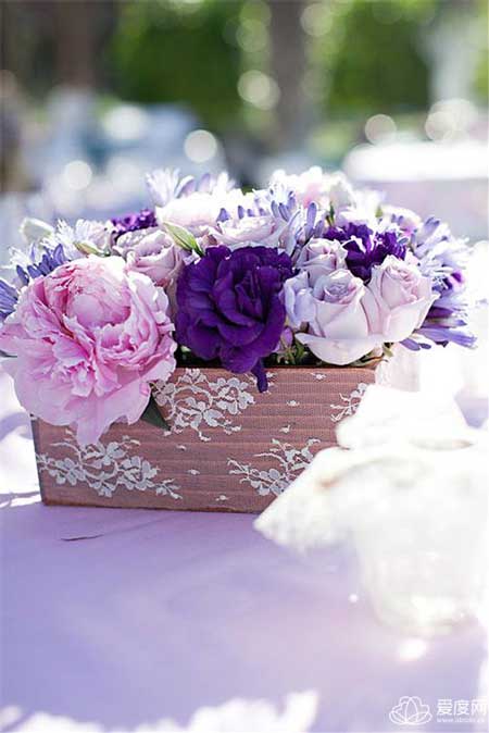 质朴木盒装鲜花 森系婚礼上的创意装饰物